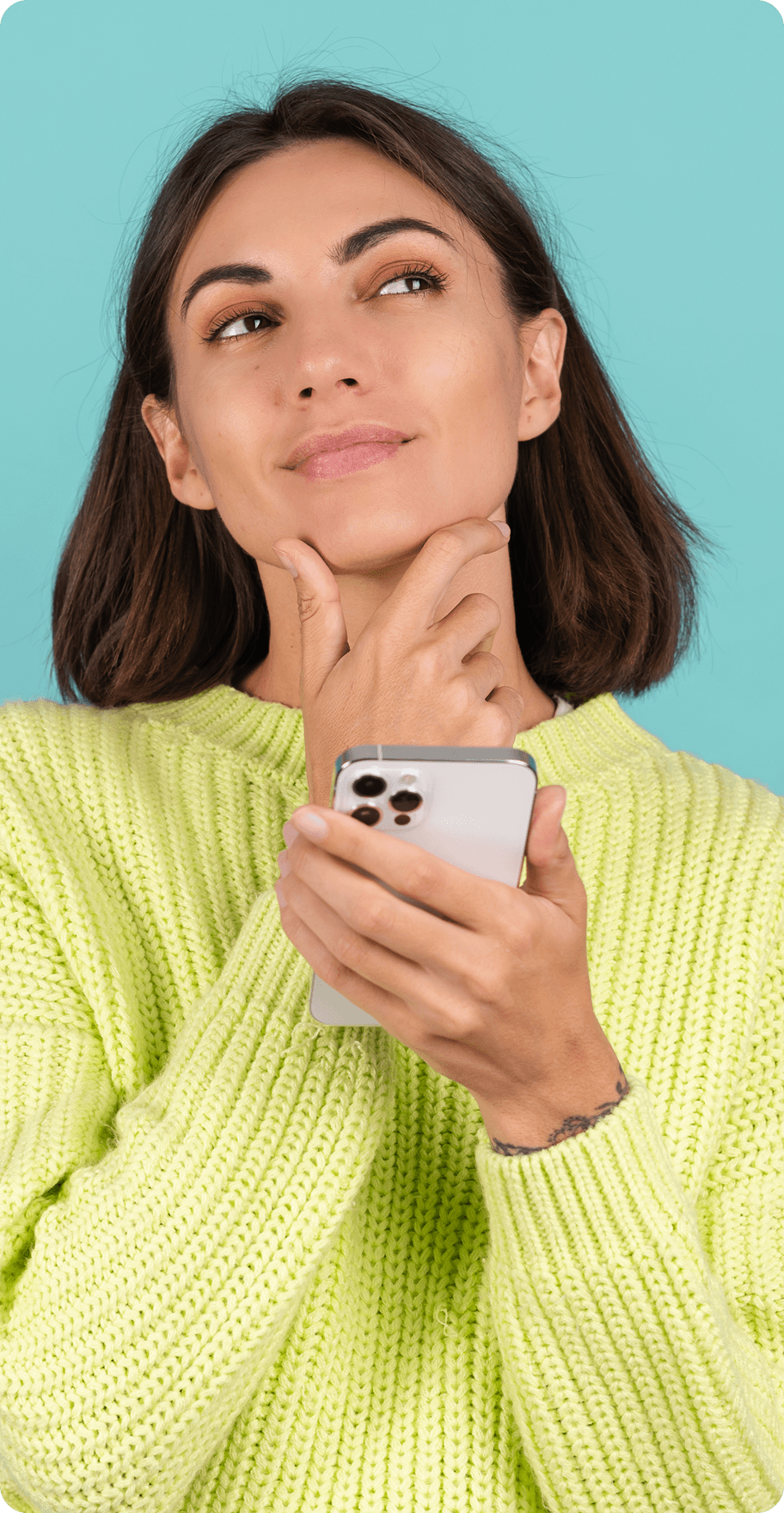 Mulher segurando smartphone, pensativa