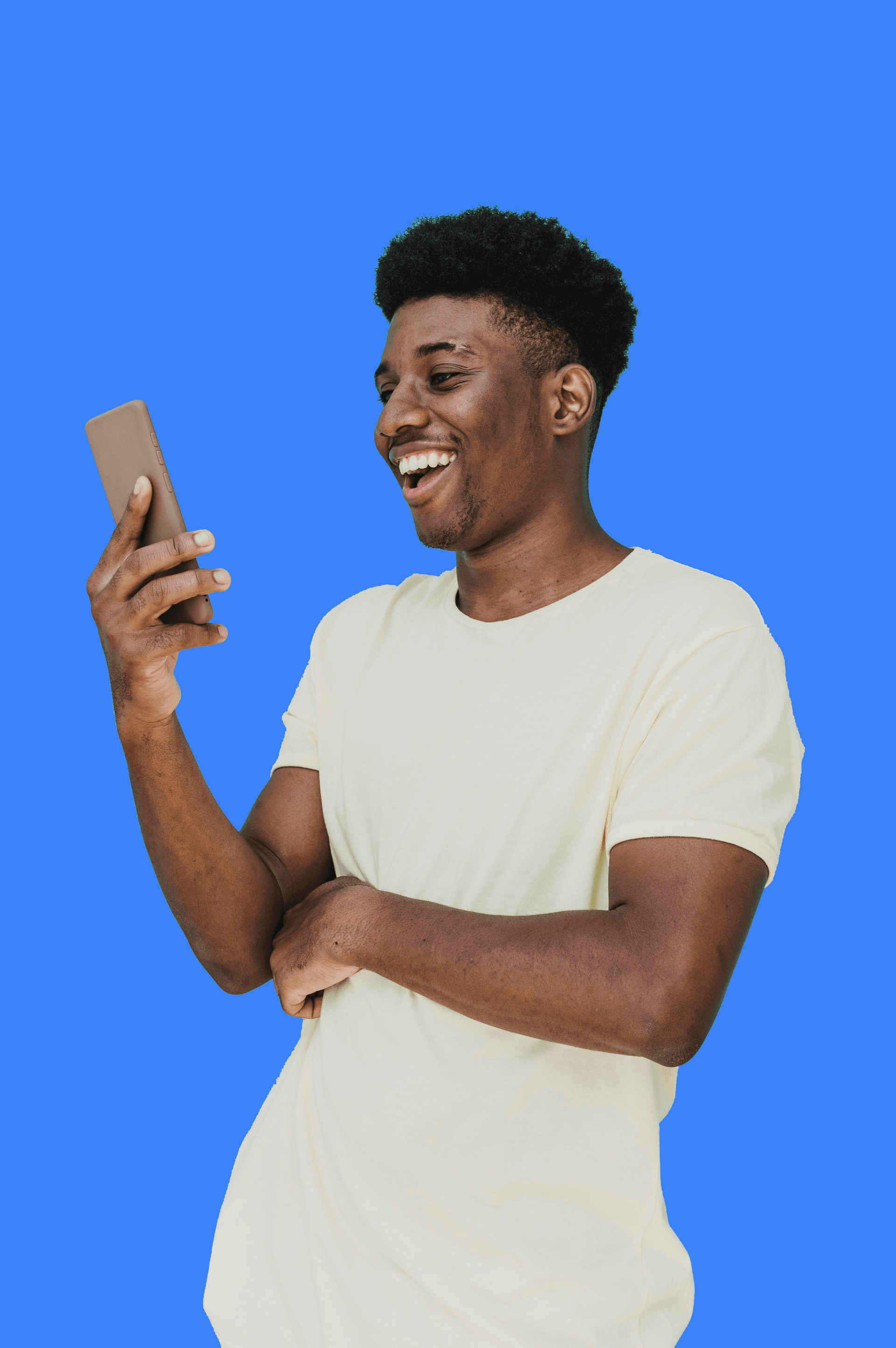 Homem sorrindo com smartphone